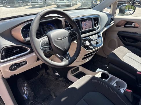Used 2023 Chrysler Voyager LX FWD image 2