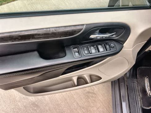 Used 2015 Chrysler Town & Country LX FWD image 29