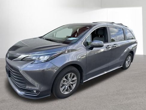 Used 2025 Toyota Sienna XLE w/ XLE Plus Package AWD/4WD image 3