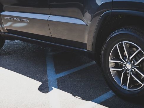 Used 2018 Jeep Grand Cherokee Limited image 27