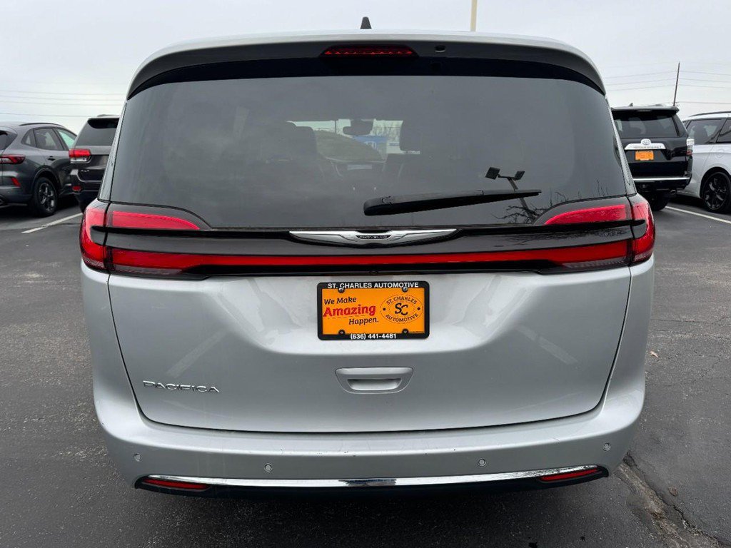 Used 2024 Chrysler Pacifica Touring-L FWD image 4