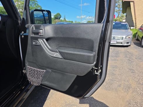 Used 2016 Jeep Wrangler Unlimited Rubicon image 24