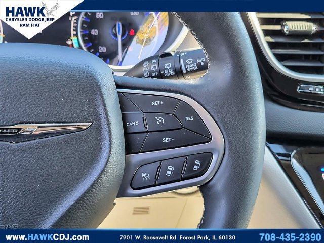 Used 2024 Chrysler Pacifica Touring-L FWD image 16