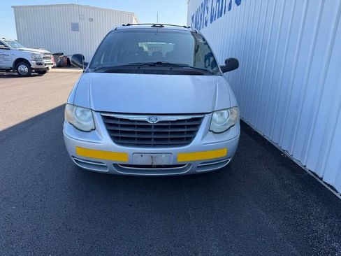 Used 2005 Chrysler Town & Country LX w/ Popular Equipment Group II FWD image 3