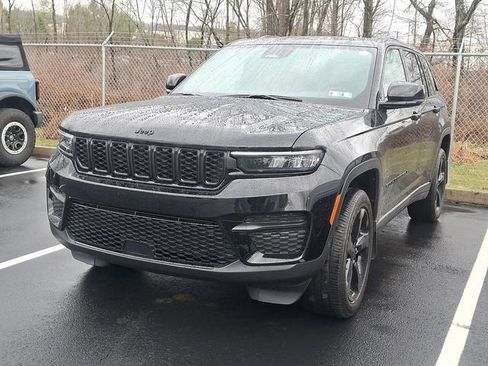 Used 2025 Jeep Grand Cherokee Altitude image 3