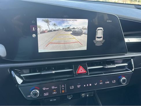 Certified 2025 Kia Niro EX image 9