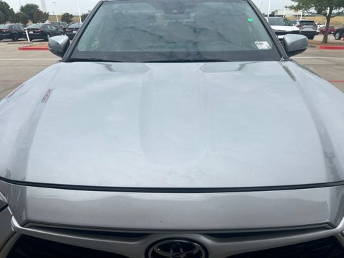 Used 2024 Toyota Highlander LE FWD image 3