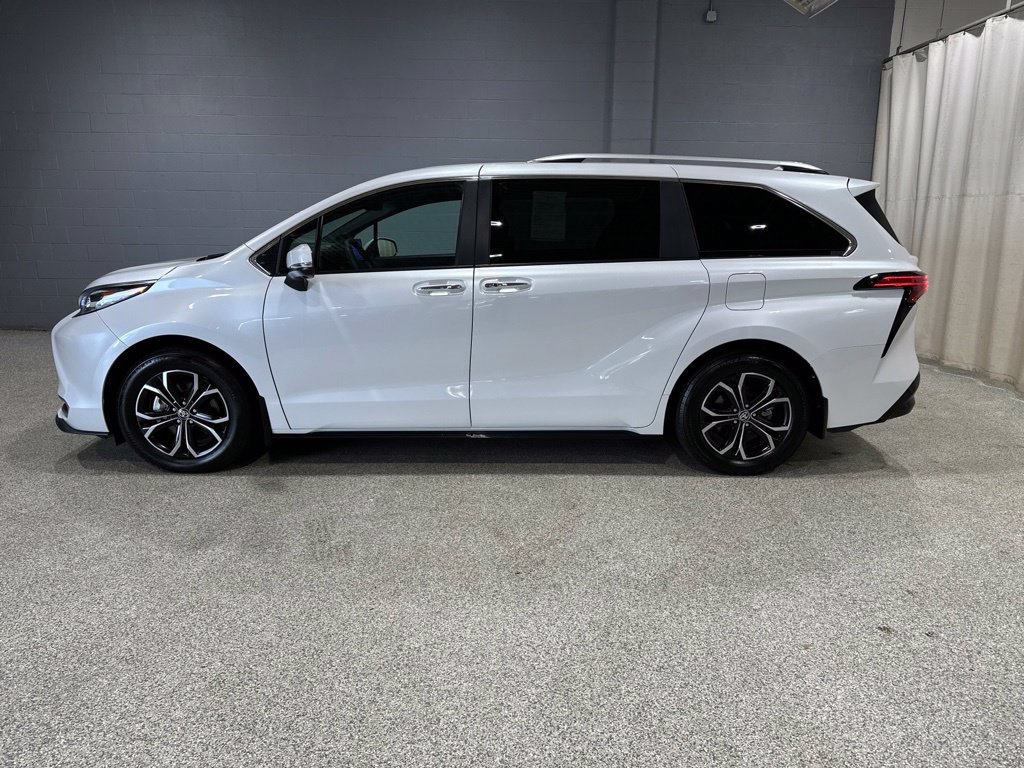 Used 2026 Toyota Sienna Platinum AWD/4WD image 6