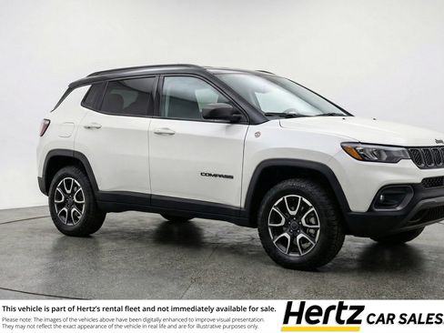 Used 2025 Jeep Compass Trailhawk image 1