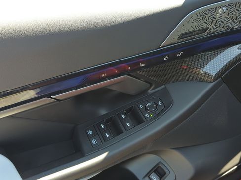 Used 2025 BMW M5 w/ Carbon Package image 15