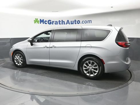 Used 2026 Chrysler Pacifica Limited FWD image 29