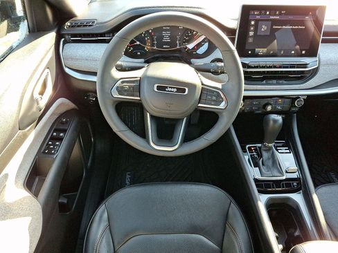 Used 2023 Jeep Compass Latitude image 12