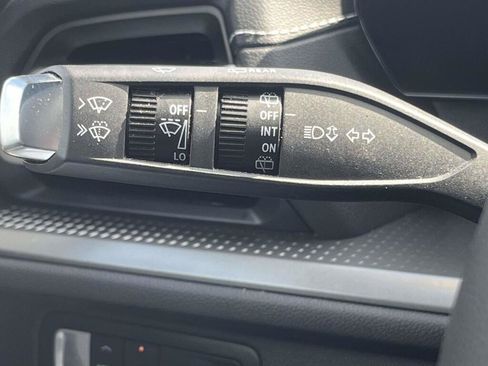 Used 2025 Chevrolet Traverse LT FWD image 32