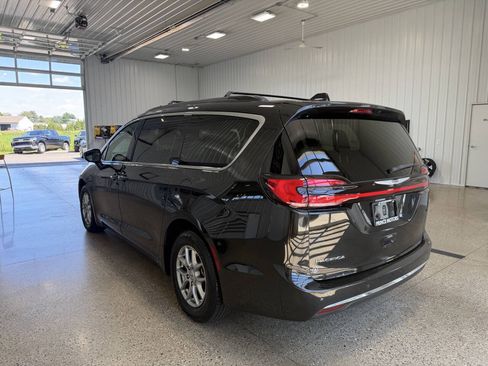 Used 2022 Chrysler Pacifica Touring FWD image 3