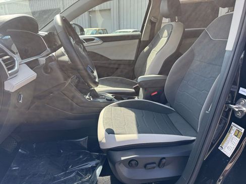 Used 2025 Volkswagen Taos SE image 27