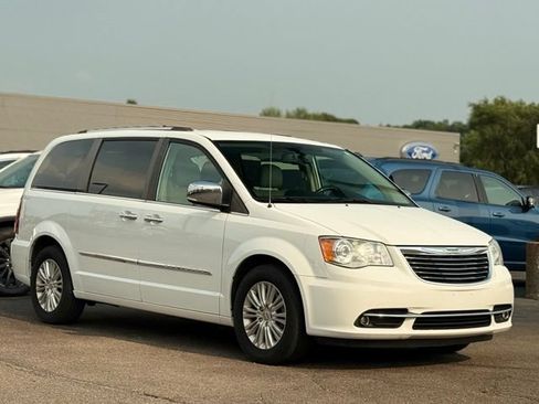 Used 2015 Chrysler Town & Country Limited FWD image 29