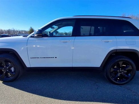 Certified 2023 Jeep Grand Cherokee Limited w/ Black Appearance Package image 5