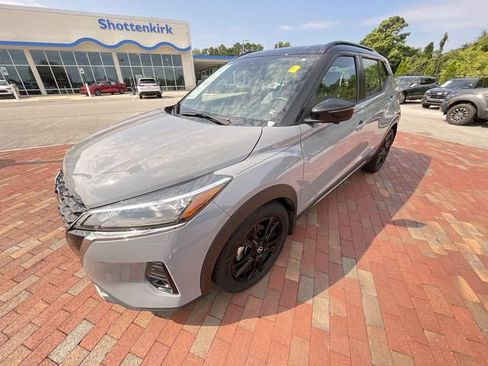 Used 2023 Nissan Kicks SR w/ SR Premium Package FWD image 27
