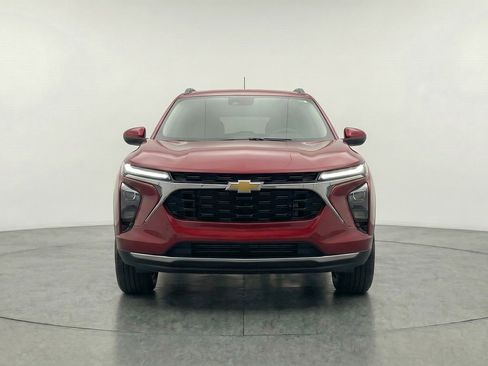 Used 2025 Chevrolet Trax LT FWD image 2
