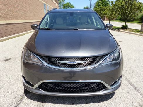Used 2019 Chrysler Pacifica Touring-L Plus w/ Tire & Wheel Group FWD image 12