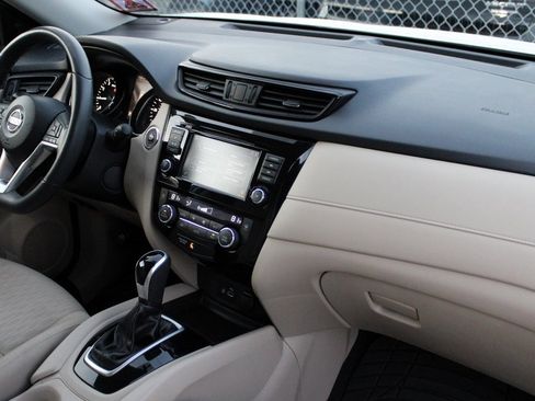 Used 2018 Nissan Rogue SV image 29