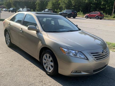 Used 2007 Toyota Camry XLE FWD image 3