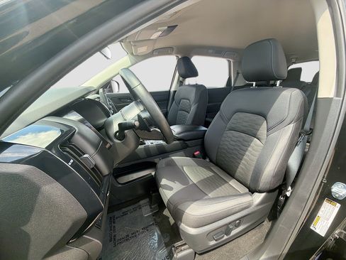 Used 2025 Nissan Pathfinder SV AWD/4WD image 13