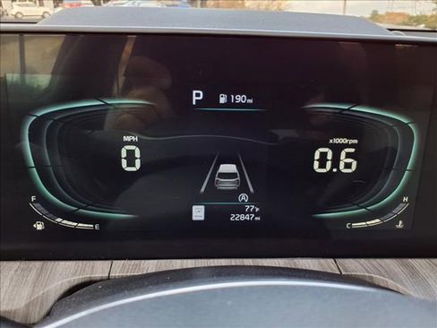 Used 2024 Kia Telluride EX w/ EX Captain's Chair Package image 18