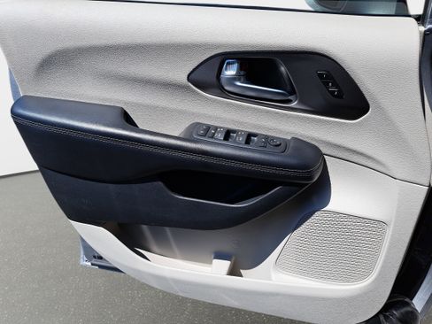 Used 2018 Chrysler Pacifica Limited FWD image 27