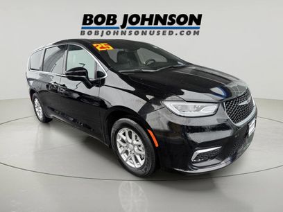 Used 2025 Chrysler Pacifica Select