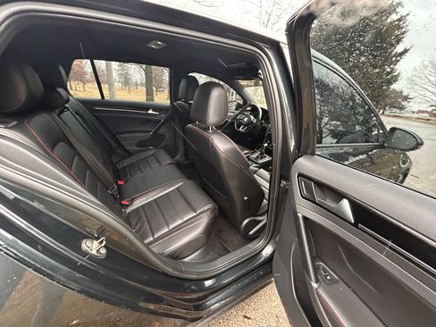 Used 2017 Volkswagen GTI SE image 18