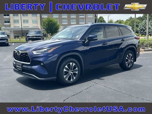 Used 2021 Toyota Highlander XLE AWD/4WD image 1