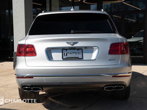 Used 2020 Bentley Bentayga Plug-In Hybrid image 16