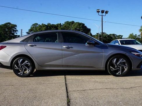 Used 2024 Hyundai Elantra SEL w/ Convenience Package image 3