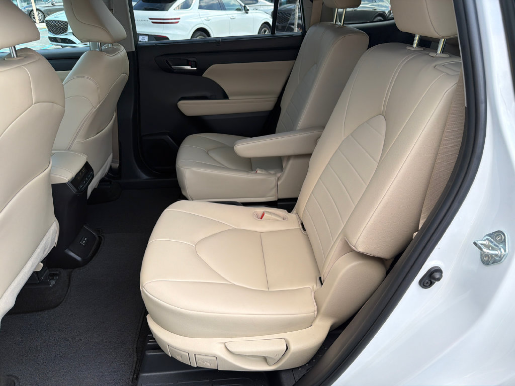 Used 2023 Toyota Highlander XLE FWD image 23
