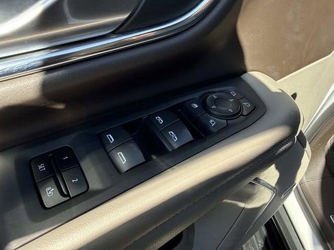 Used 2022 GMC Yukon XL SLT w/ SLT Premium Package image 10