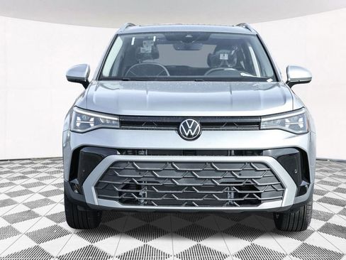 New 2025 Volkswagen Taos SE image 9