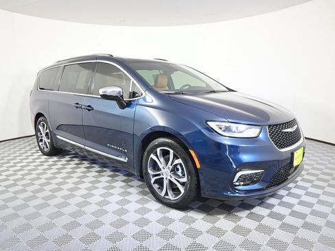 Used 2025 Chrysler Pacifica Pinnacle w/ Trailer Tow Group FWD image 9
