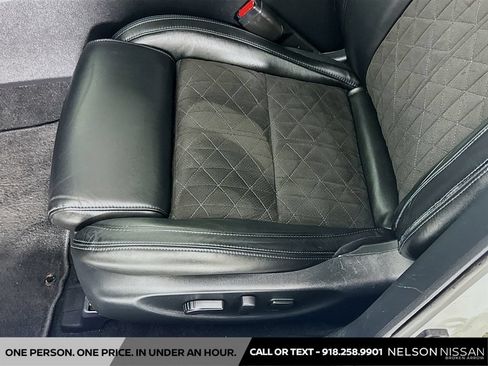 Certified 2017 Nissan Maxima SR w/ Midnight Edition FWD image 19