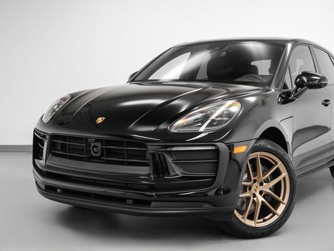 Certified 2025 Porsche Macan image 7