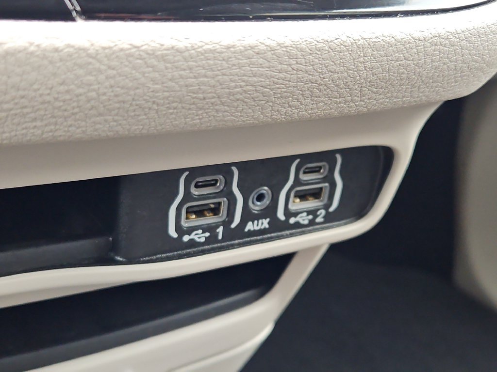 Used 2024 Chrysler Pacifica Limited FWD image 18