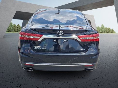 Used 2018 Toyota Avalon XLE Premium image 5