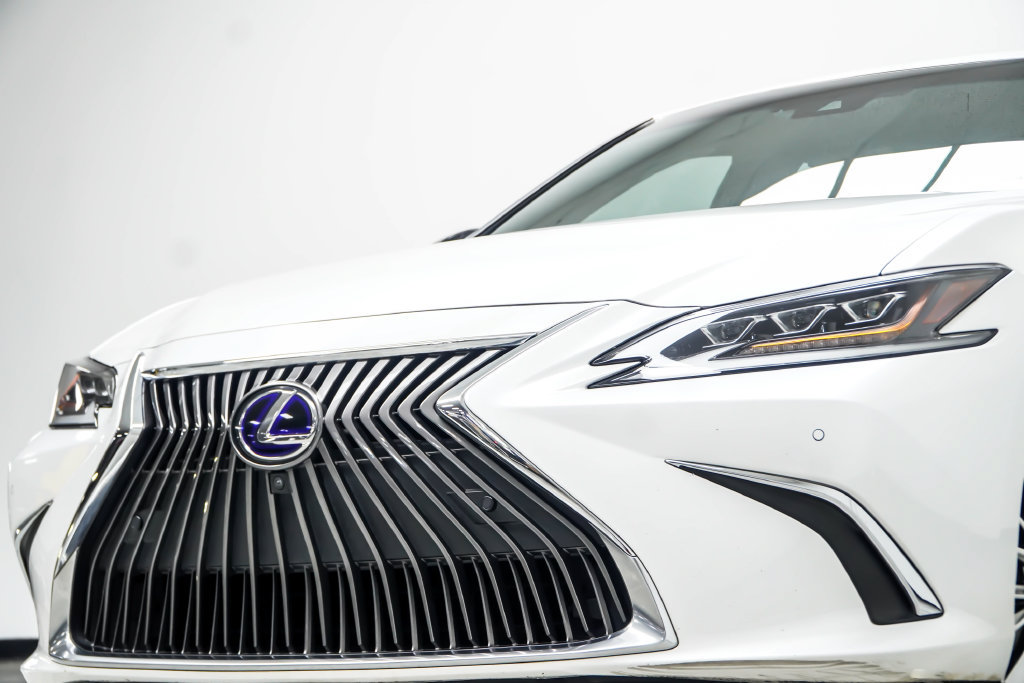 Used 2020 Lexus ES 300h Ultra Luxury FWD image 2