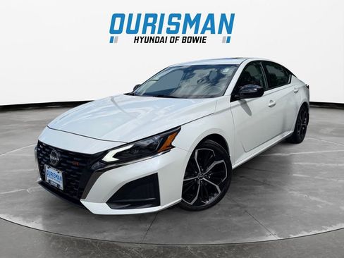 Used 2024 Nissan Altima 2.5 SR w/ SR Premium Package FWD image 2