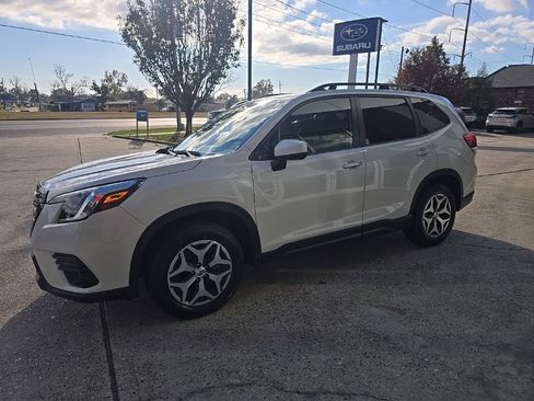 Used 2023 Subaru Forester Premium image 3