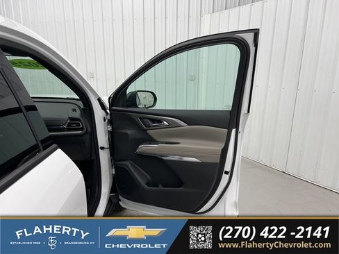 Used 2025 Chevrolet Traverse LT w/ Driver Confidence Package FWD image 14