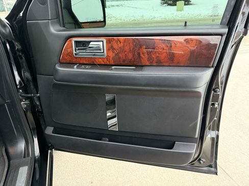 Used 2016 Lincoln Navigator Select image 32