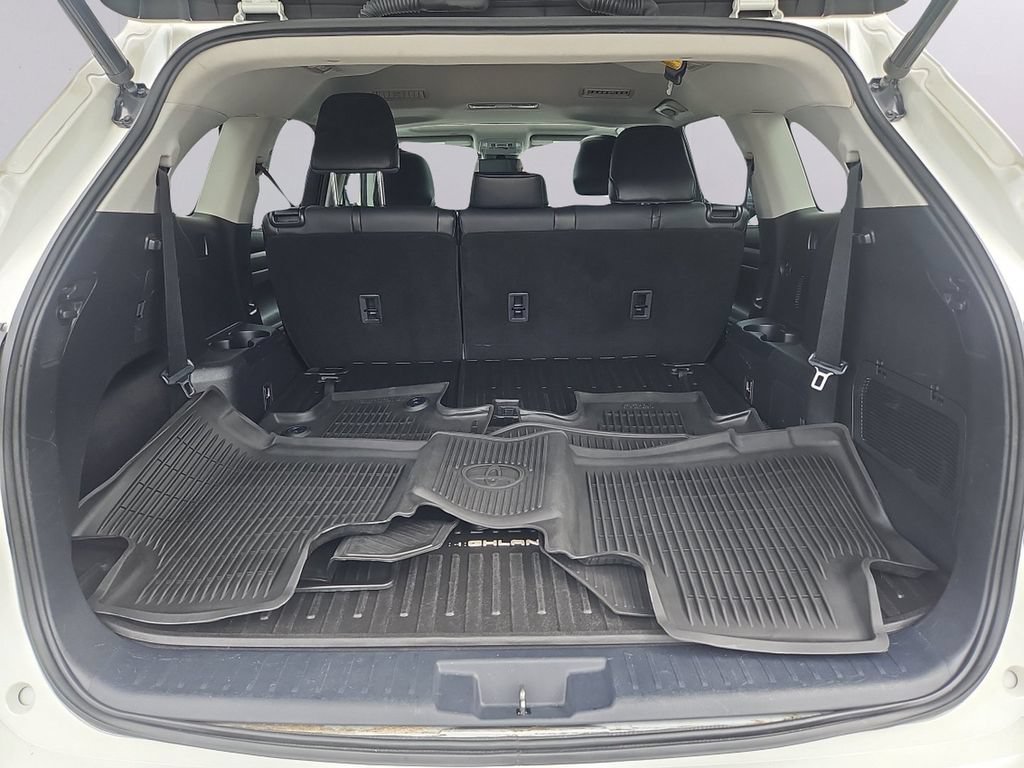 Used 2021 Toyota Highlander XLE AWD/4WD image 32