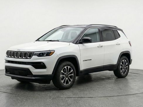 Used 2025 Jeep Compass Trailhawk AWD/4WD image 3