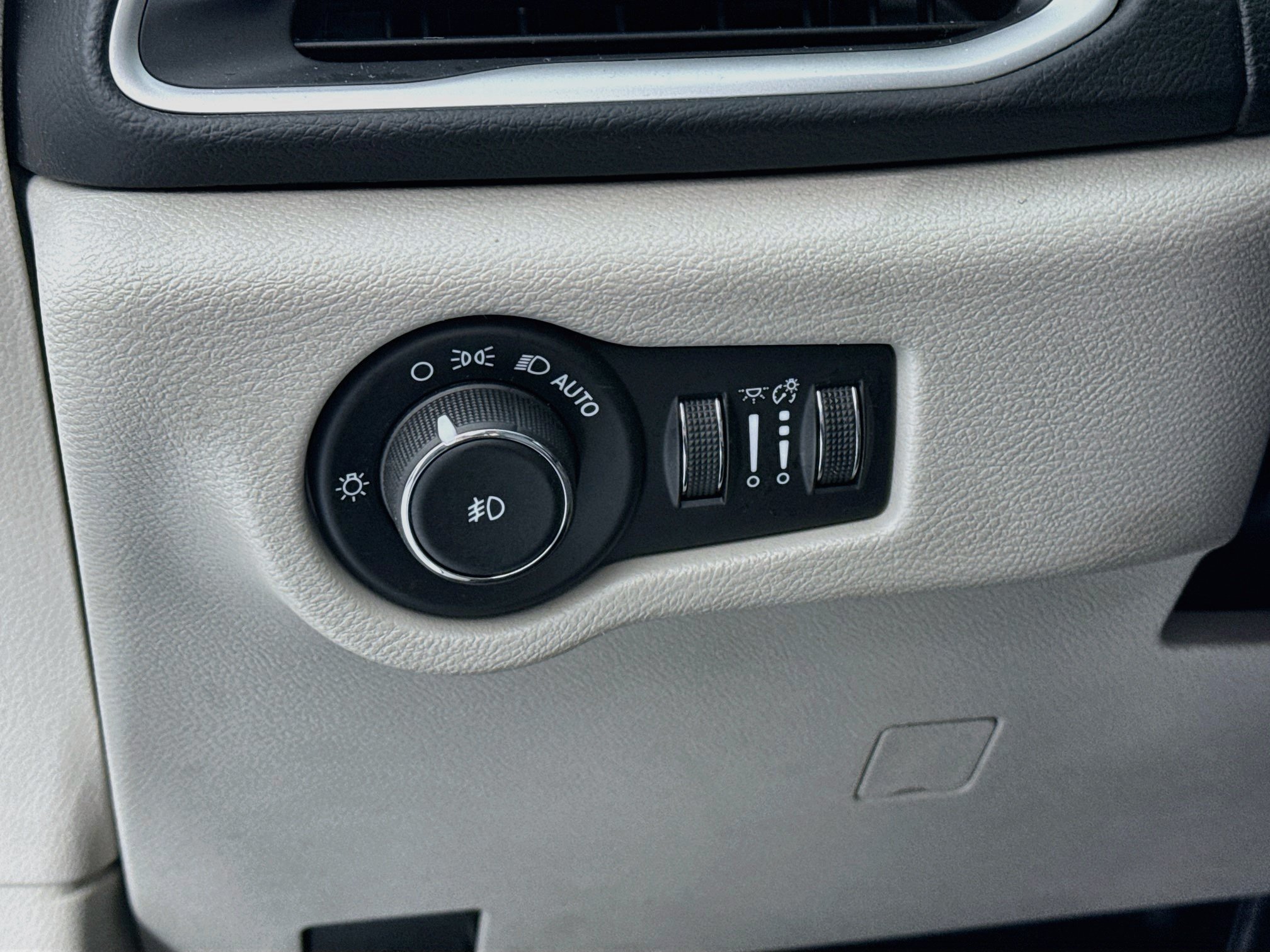 Used 2018 Chrysler Pacifica Touring-L FWD image 10